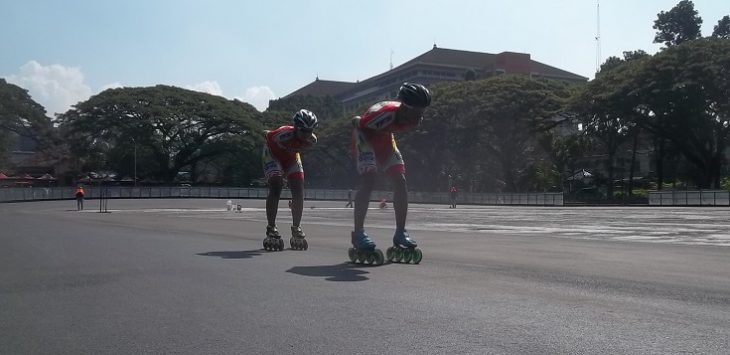  Atlet sepatu roda Jabar sedang latihan di Venue pertandingan PON XIX di GOR Saparua Kota Bandung. (asep rahmat)