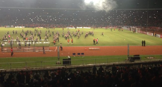 Kerusuhan The Jak saat Persija menjamu Sriwijaya FC di GBK. foto: Jawa Pos 