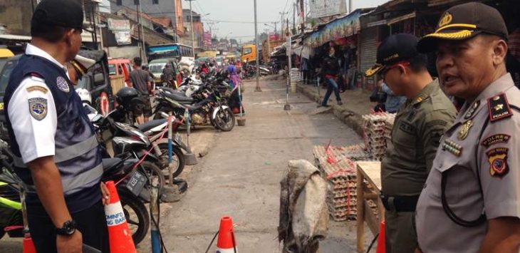  Tim Satgas gabungan  mengecek sumber kemacetan di sekitar Pasar Padalarang, Jl. Raya Purwakarta, Rabu (29/6). Foto: Habibie