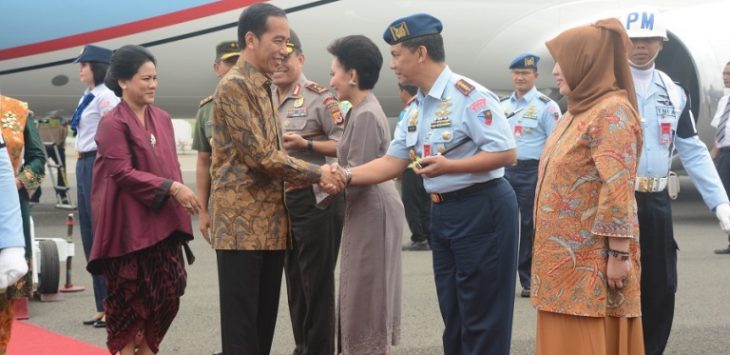 Presiden Jokowi disambut Danlanud Husein Sastranegara setiba di Bandung untuk hadiri Peringatan Hari Lahir Pancasila di Gedung Merdeka Bandung, Rabu (1/6).