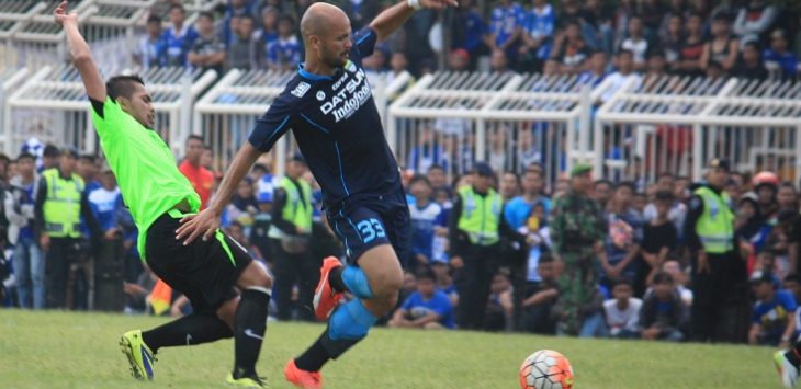 Aksi Sergio van Dijk (kanan)  saat ujicoba Persib lawan Persikotas (ferry)