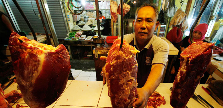 Pedagang daging sapi menjajakan jualannya. 