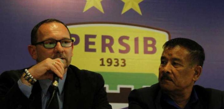 Manajer Persib Bandung, Umuh Muchtar dan Dejan Antonic saat perkenalan Dejan sebagai pelatih Januari 2016 lalu. Dejan kini telah mengundurkan diri dari kursi kepelatihan  Persib Bandung. Foto: Khairizal Maris 
