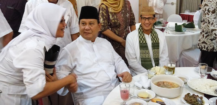 Ketua Umum Partai Gerindra Prabowo Subianto saat hadir pada acara buka puasa bersama para Anggota DPR Fraksi Gerindra DPR dan anak yatim di Kalibata, Jakarta Selatan, Rabu (22/6). 
