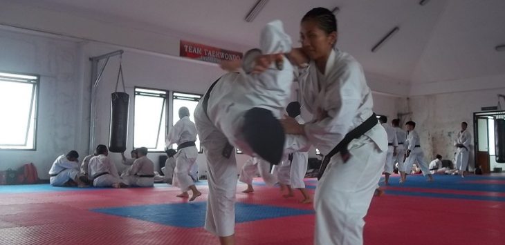 Salah seorang atlet putri kempo Jabar sedang melakukan tehnik bantingan ketika menjalani sesi latihan di Gedung Koni Jabar, jalan Padjajaran Kota Bandung. (asep rahmat)