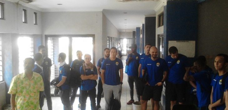 Skuad Persib Bandung sesaat sebelum keberangkatan untuk menghadapi   Persegres Gresik United  dalam laga away lanjutan ISC-A 2016. 