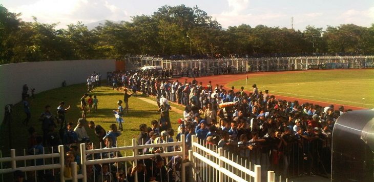 bobotoh memadati stadion Wiradadah Kota Tasikmalaya untuk menyaksikan ujicoba Persib kontra Persikotas. (ferry)