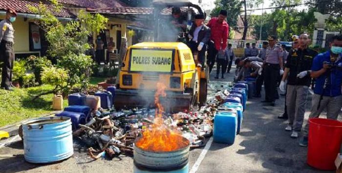 Polres Subang musnahkan ribuan botol miras.