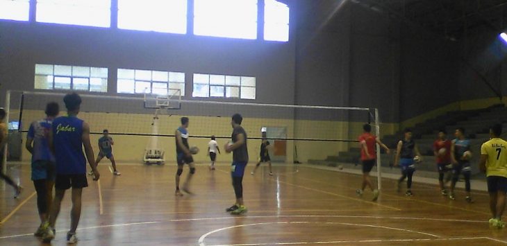 Tim voli indor putra Jabar sedang latihan kekuatan tangan di GOR Padjajaran Kota Bandung. (asep rahmat)