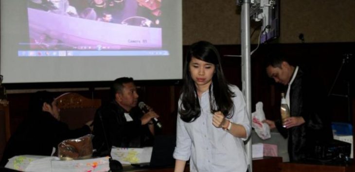 Saksi kunci kasus pembunuhan Mirna, Hani Juwita Boon memberikan kesaksian untuk terdakwa Jessica Kumala Wongso. Foto: Jawa Pos