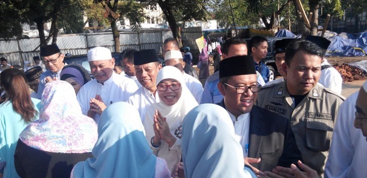 Gubernur Jabar Ahmad Heryawan dan istri Netty Prasetyani Heryawan usai pelaksanaan Salat Ied tahun lalu. (Foto: Asep Rahmat)