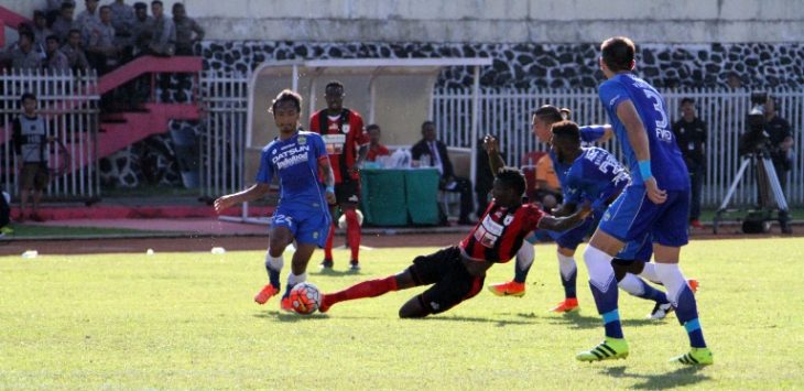 Setelah menang 2-0 atas Persipura, Persib kini membidik kemenangan atas Semen Padang. Foto: Cendrawasih Pos