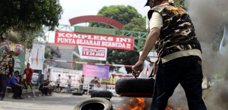 Warga membakar ban sebagai bentuk protes serta blokade di kawasan Komplek KPAD, Kota Bandung, Selasa (19/7).(khairizal maris)