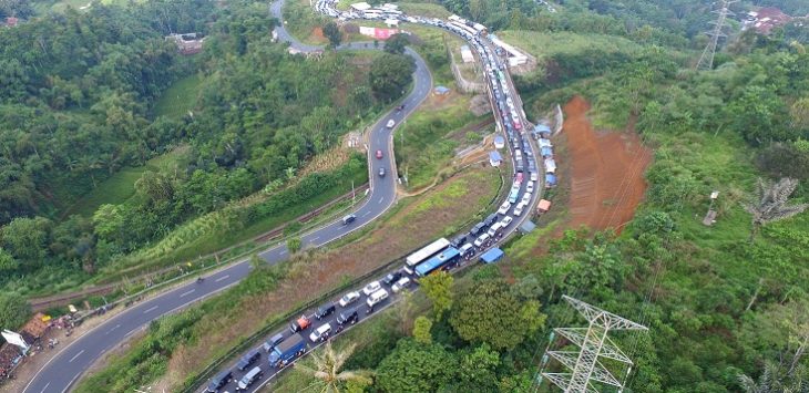 Suasana kemacetan yang diambil menggunakan foto udara di kawasan Lingkar Gentong, Kabupaten Tasikmalaya. Berkat tol Cipali jalur selatan Jabar ini lebih lancar. (dok)