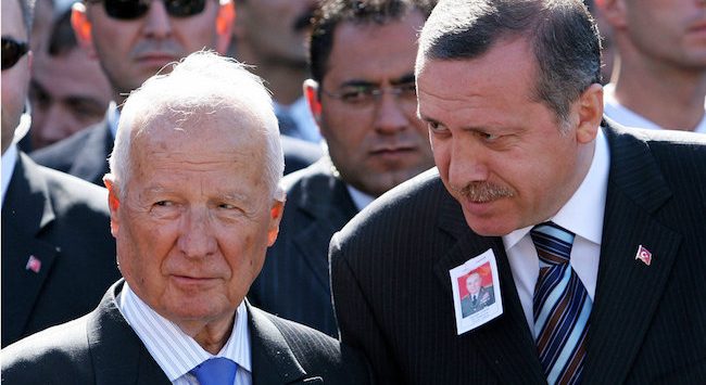 Kenan Evren, pemimpin Turki pada dasawarsa 1980-an bersama Presiden Recep Tayyip Erdogan pada sebuah acara pemakaman tahun 2005. Foto: New York Times/AP