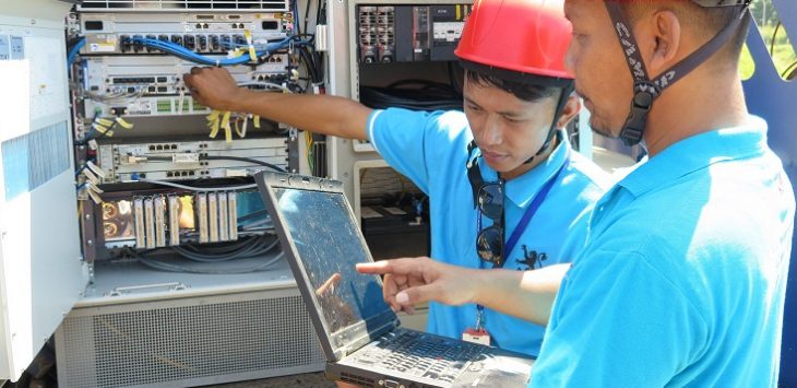 Teknisi sedang melakukan pengecekan jaringan di salah satu perangkat Mobile BTS di pintu gerbang tol Cikopo untuk mendukung kenyamanan aktivitas mudik masyarakat selama lebaran. Kamis (30/6).