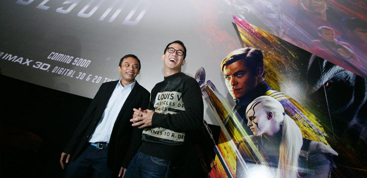 HALO_STARTREK : (ki-ka) General Manager Corporate Postpaid and Broadband Marketing Communications Telkomsel Himawan Prasetyo bersama Brand Ambassador Kartu Halo yang juga salah satu pemeran film tersebut Joe Taslim, saat press conference usai penayangan perdana (premiere) 