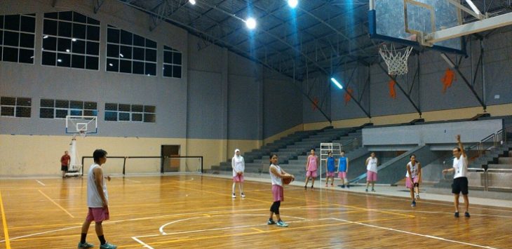 Tim basket putri Pelatda Jabar tengah konsentrasi mendengarkan intruksi pelatih saat jalani latihan di GOR Pajajaran, Kota Bandung. (asep rahmat)