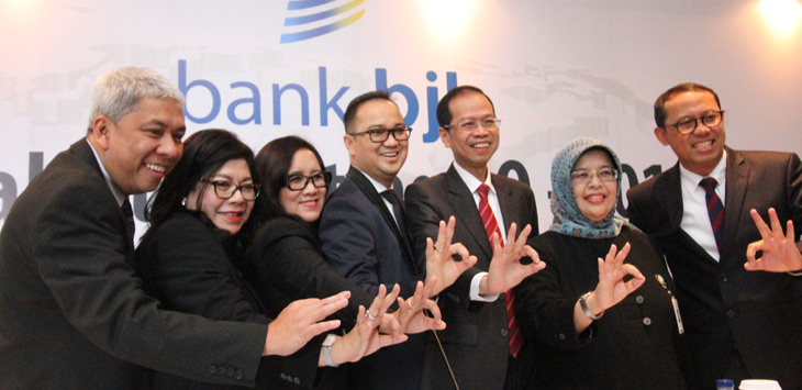 MEETING: Dirut Bank bjb Ahmad Irfan, didampingi (dari kiri), Direktur Kepatuhan dan Manajemen Risiko, Agus Mulyana, Direktur Keuangan Nia kania,  Direktur Mikro Agus gunawan,  Direktur Komersial Suartini, Direktur Konsumer Fermiyanti, Direktur Operasional Benny santoso pada Analyst Meeting 2Q 2016, di Hotel Ritz Carlton SCBD, Jakarta, Kamis (28/7). Bank Bjb menutup Triwulan II Tahun 2016 dengan hasil yang positif setelah berhasil membukukan laba bersih sebesar Rp 905 Miliar atau meningkat 56,3 persen (y-0-y).
