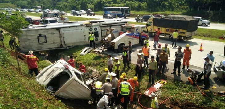 Petugas jasa Marga dan polisi berusaha mengevakuasi bus dan avanza yang terlibat tabrakan di Tol Cipali. 