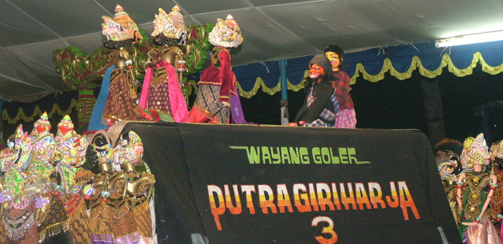 Pertunjukan wayang golek oleh Dadan Sundandar