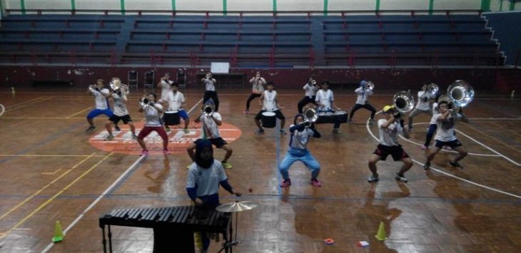 Tim drum band Jabar sedang memadukan kekompakan saat latihan di GOR Tri Lomba Juang, Jalan Padjajaran Kota Bandung.(asep rahmat)