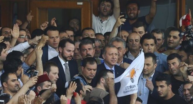 Presiden Recep Tayyip Erdogan di tengah kerumunan pendukungnya di IStanbul, Sabtu (16/7). Foto: Reuters