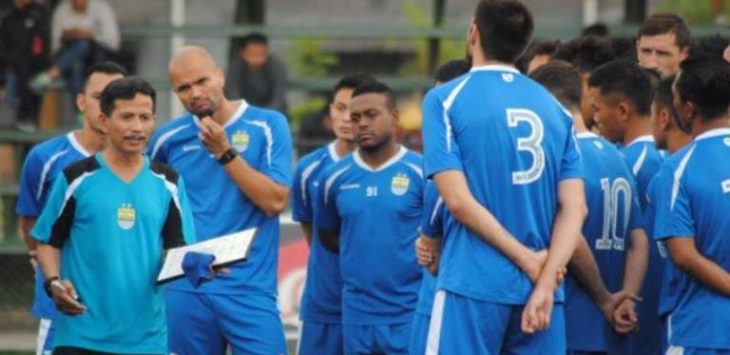 Djadjang Nurdjaman saat memimpin sesi latihan Persib Bandung.