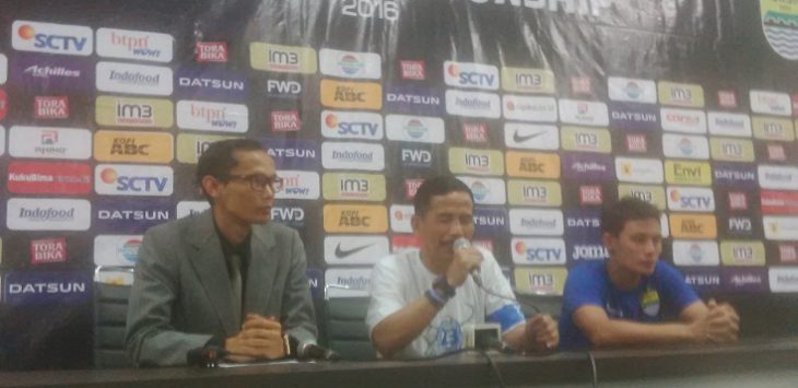 Pelatih Persib Djajang Nurjaman (tengah) memberikan komentarnya terkait hasil Persib vs Persija. (ferry)