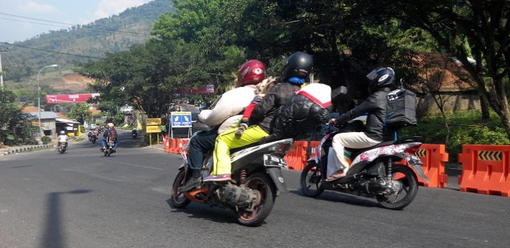 pemudik bermotor lewati nagreg (asep rahmat)