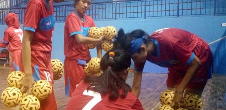  Tim putri cabang olahraga takraw Pelatda Jabar sedang memilih bola untuk dipakai latihan. (asep rahmat)
