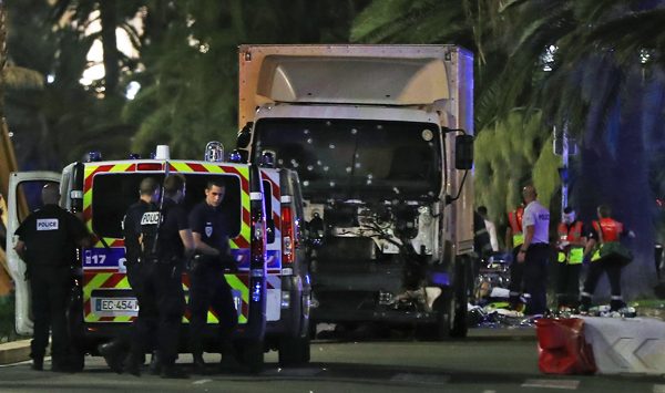 Polisi masih mengindentifikasi truk yang menyerang kerumunan pesta Bastille Day di Nice. Foto: AFP