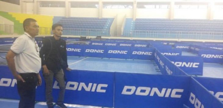  Dadang Sudrajat sedang melihat dan memantau pembangunan venue di GOR Tenis Meja Jabar, di Kecamatan Jatinangor Kabupaten Sumedang. 
(asep rahmat)