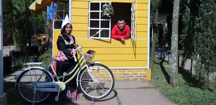 Sandi dan  Novianty mengabadikan momen di miniature rumah Belanda, di Kampung Tulip Jalan Pasir Pogor, Ciwastra, Kota Bandung.