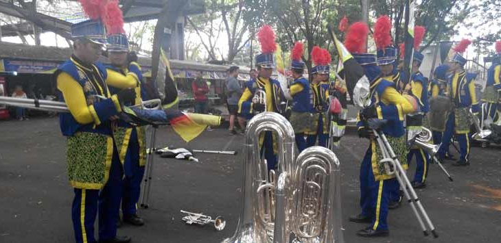 Tim drumband Jabat tengah mempersiapkan peralatan pascakeberangkatan try out ke Malaysia, beberapa waktu lalu. 