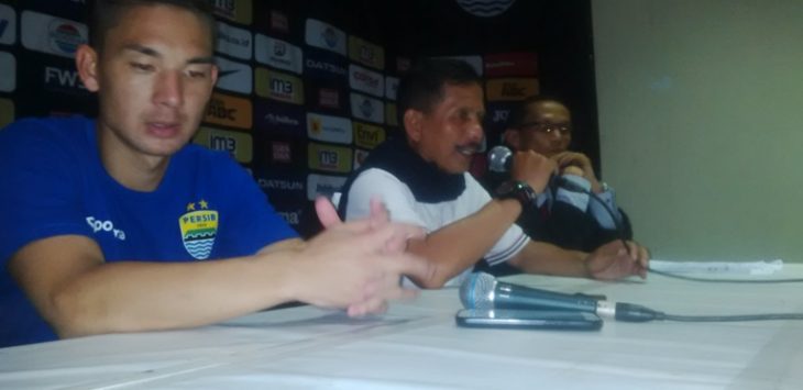 Djanur (tengah) dan Kim paling kiri saat jumpers usai laga Persib vs Arema. (ferry)