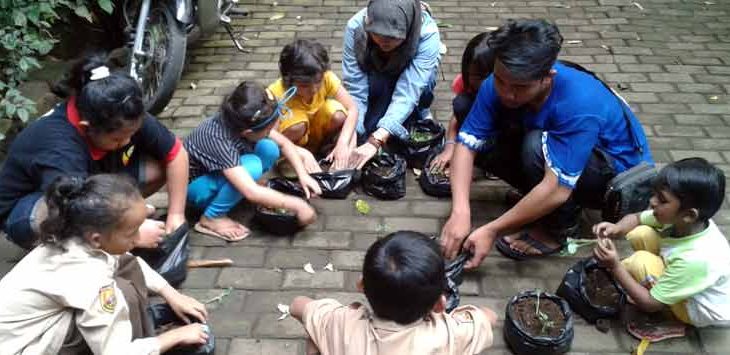 Siswa-siswi dan pengajar Sekolah Cikapundung sedang membuat kompos untuk tanaman, sebagai salah satu metode pembelajaran yang diterapkan di Sekolah Cikapundung, Curug Dago, Kota Bandung. (IST)