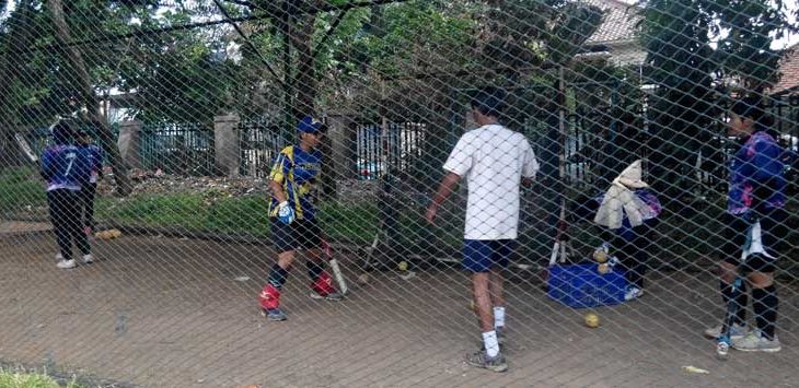 Beberapa atlet tim softball putri Pelatda Jabar tengah menjalani latihan di GOR Lodaya, Jalan Lodaya Kota Bandung.