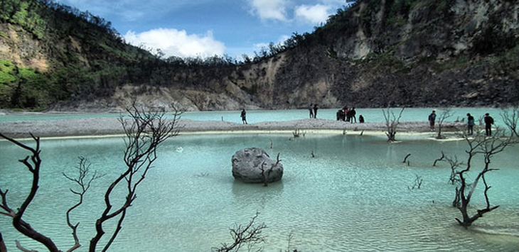 Kawah Putih, salah satu objek wisata di Ciwidey, Jawa Barat.