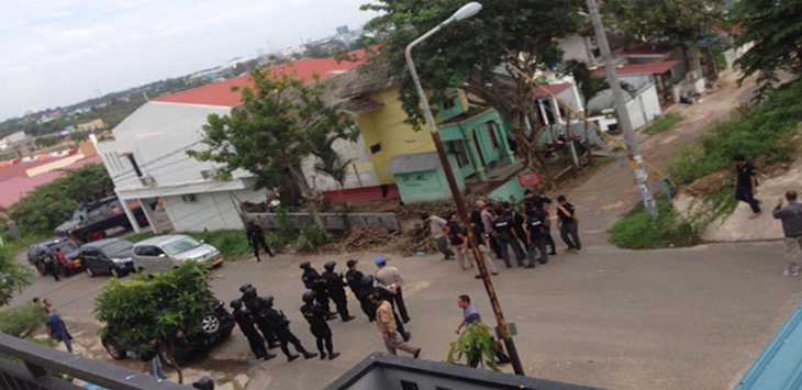 Suasana penangkapan enam terduga teroris di Batam, Kepulauan Riau. 
 