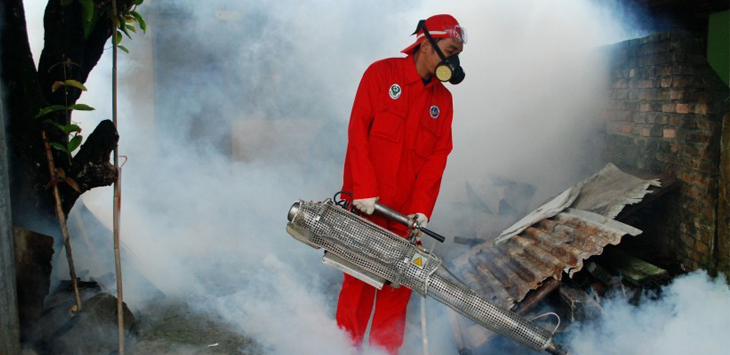 Petugas melakukan pengasapan (Fogging) untuk memutuskan siklus hidup nyamuk aedes aegypti di sejumlah kecamatan di Kabupaten Bandung.