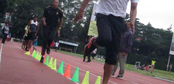 Salah seorang atlet sedang jalani latihan di lapangan GOR Padjajaran Kita Bandung, beberapa waktu lalu. (asep rahmat)
