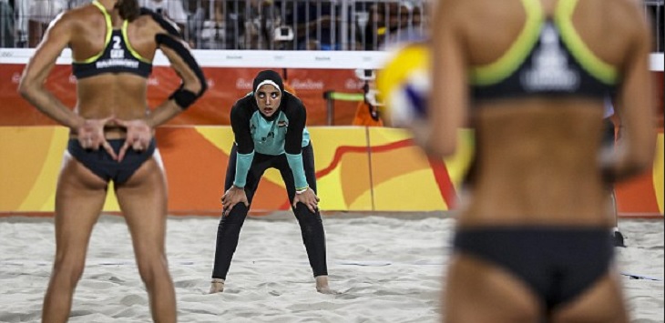 Atleti bikini vs hijab dalam pertandingan voli pantai antara Jerman melawan Mesir di Olimpiade 2016.