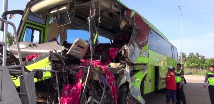 Bangkai bus wisata PO Ardiansyah setelah nabrak dump truck di Tol Cipali. (anwar)