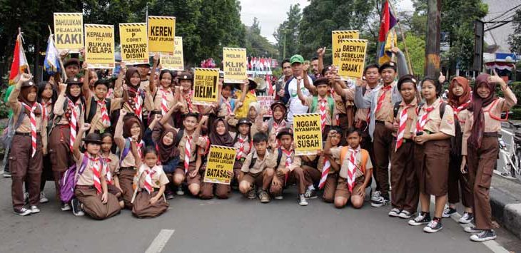 Camat Coblong, Anton  Sugiana (memakai topi), bersama pelajar mengkampanyekan Gerakan Bandung Disiplin, di Car Free Day Dago, Kecamatan Coblong, Kota Bandung, Minggu (14/8/2016) pagi