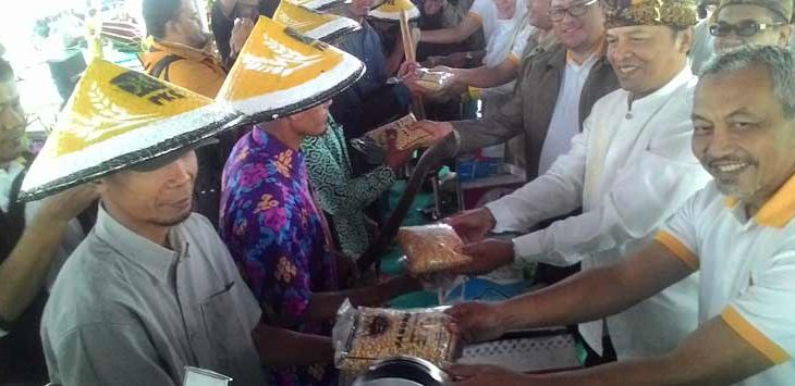  Para petani di Kabupaten Bandung secara simbolis mendapatkan bantuan bibit jagung dalam acara peluncuran program sekolah tani di Pangalengan