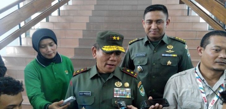Pangdam III Siliwangi  Mayjen TNI Hadi Prasojo, (tengah) mengklarifikasi kisruh antara anggota TNI dengan suporter DKI Jakarta pada Senin (19/9). (asep rahmat)