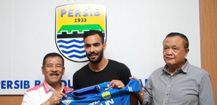 Marcos Flores (tengah) resmi gabung Persib. 