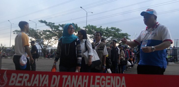 Ratusan warga sibuk antre masuk Stadion GBLA untuk menonton upacara pembukaan PON XIX/ 2016. 
(asep rahmat)