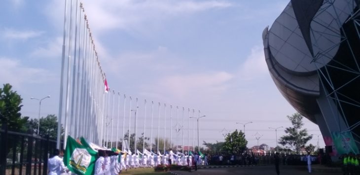 Pengibaran bendera kontingen oleh Paskibra di GBLA. (nida)